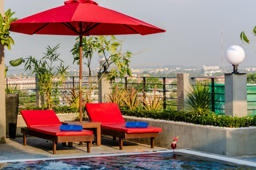 Diamond Palace Resort & Sky Bar พนมเปญ ภายนอก รูปภาพ