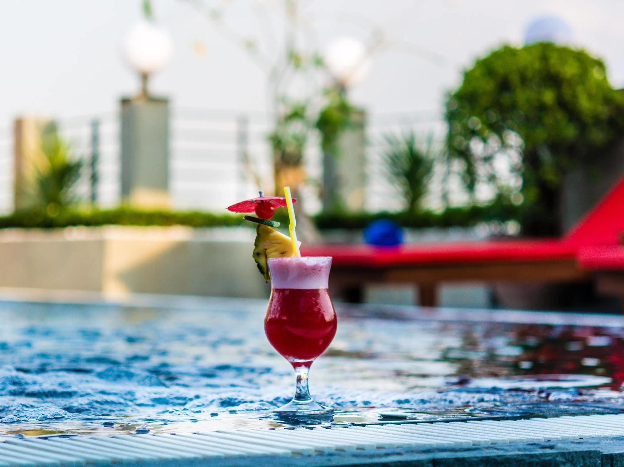 Diamond Palace Resort & Sky Bar พนมเปญ ภายนอก รูปภาพ