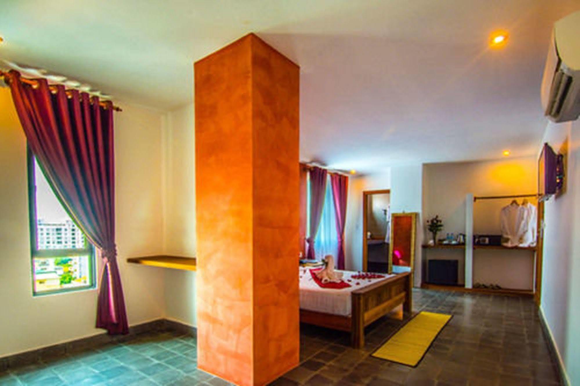Diamond Palace Resort & Sky Bar พนมเปญ ภายนอก รูปภาพ